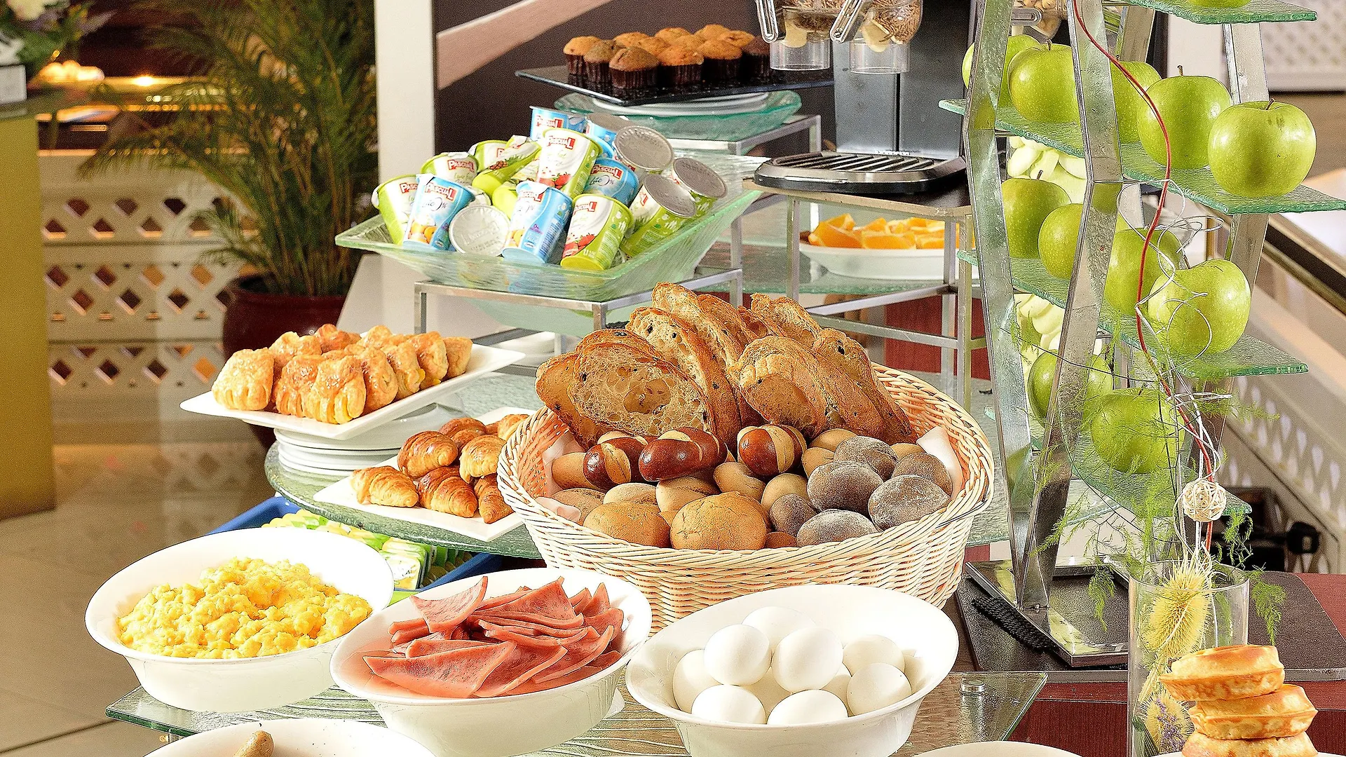 Regal Riverside Hotel Hongkong 4*,